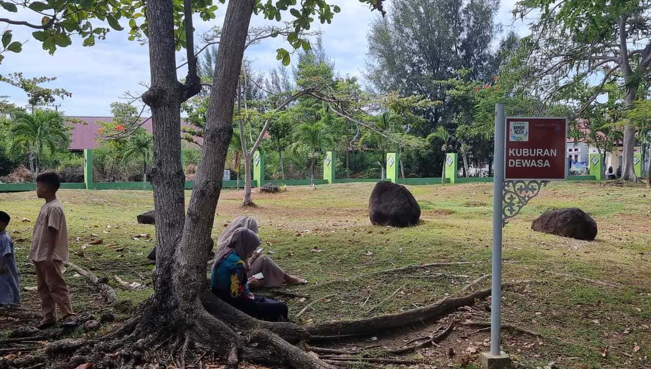 Kuburan Massal Tsunami Ulee Lheue Ramai Peziarah Lebaran